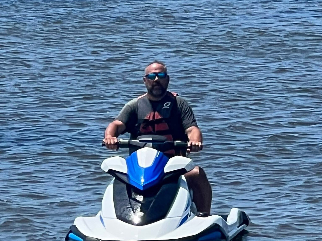 Charlie’s Boat Rentals-Waves必去景点