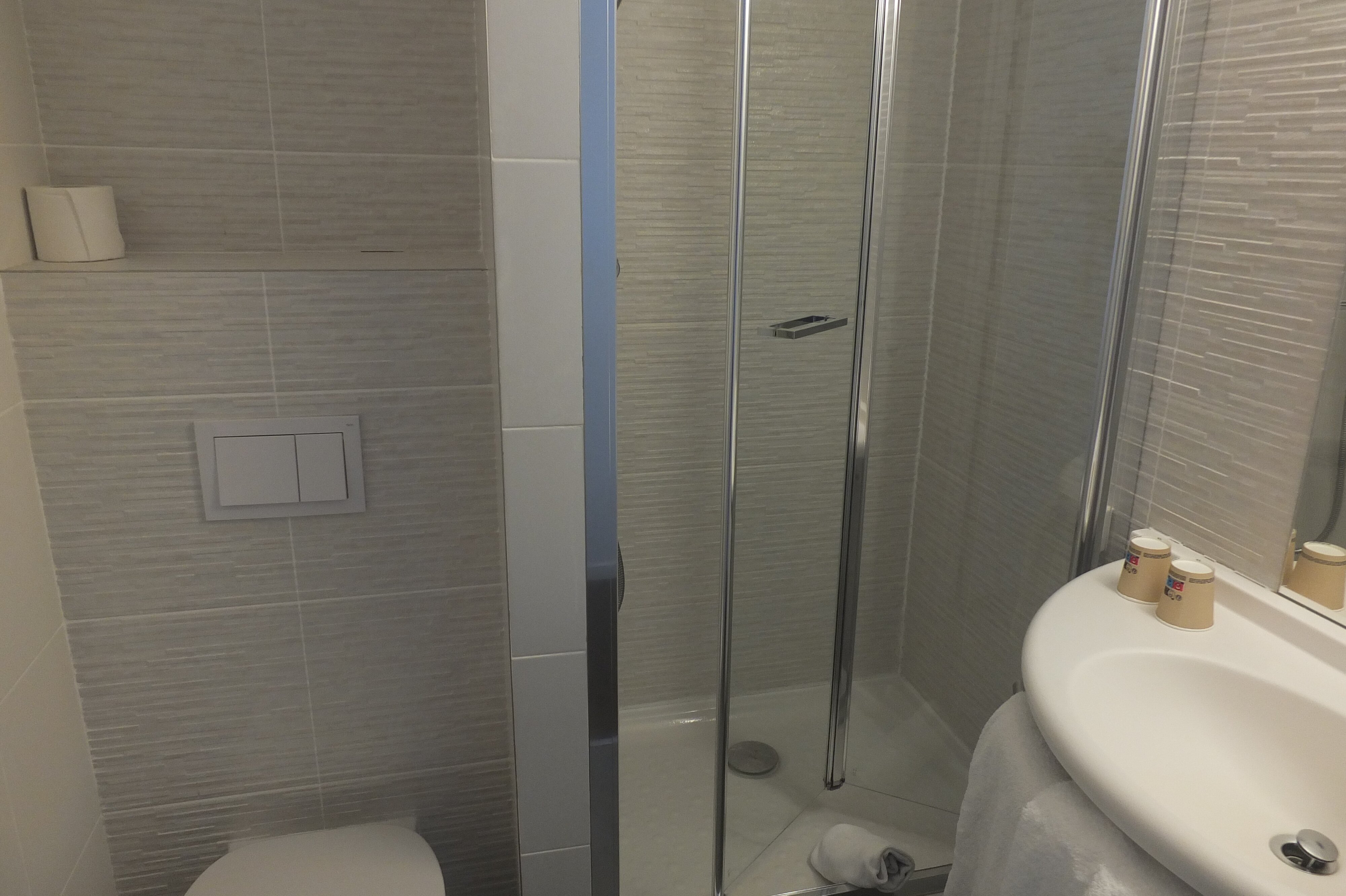 Hotel Revotel-浴室