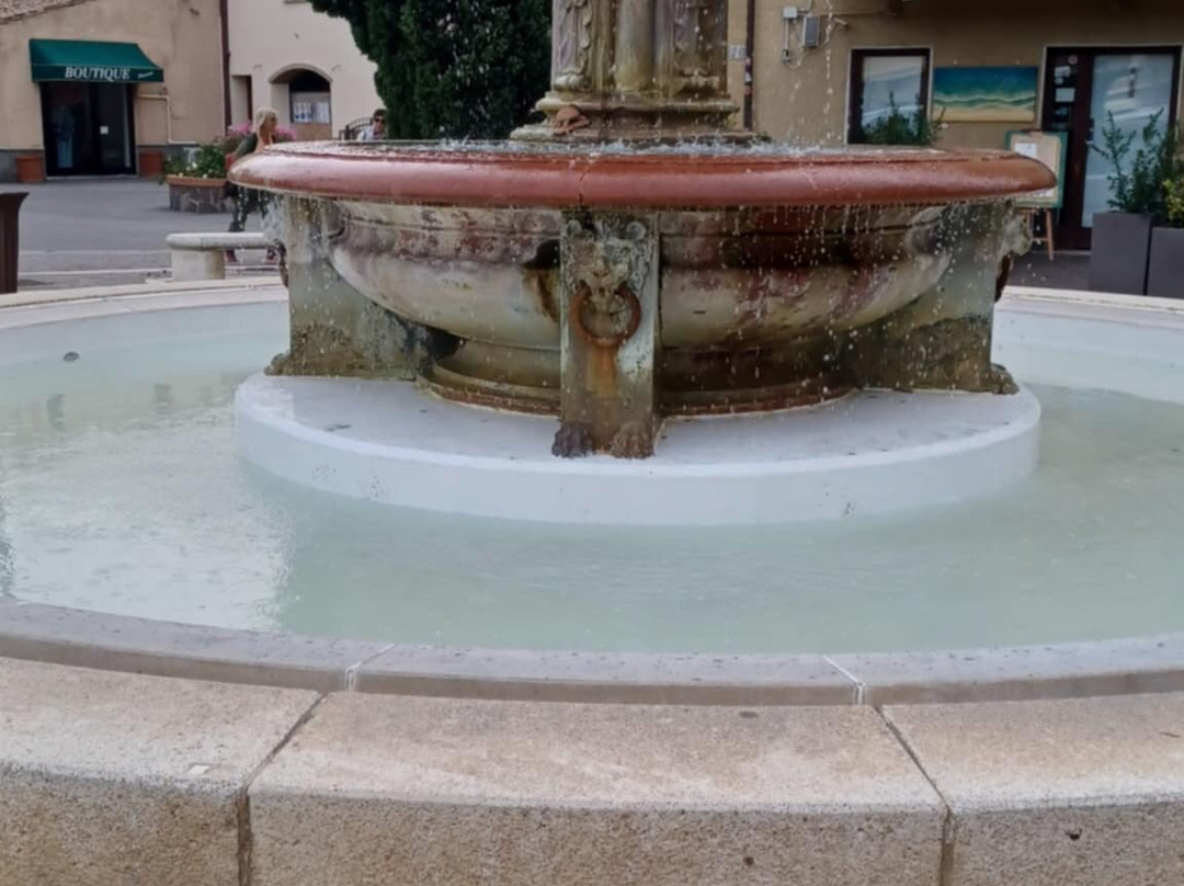 Fontana Piazza Garibaldi-Pian D'Alma必去景点