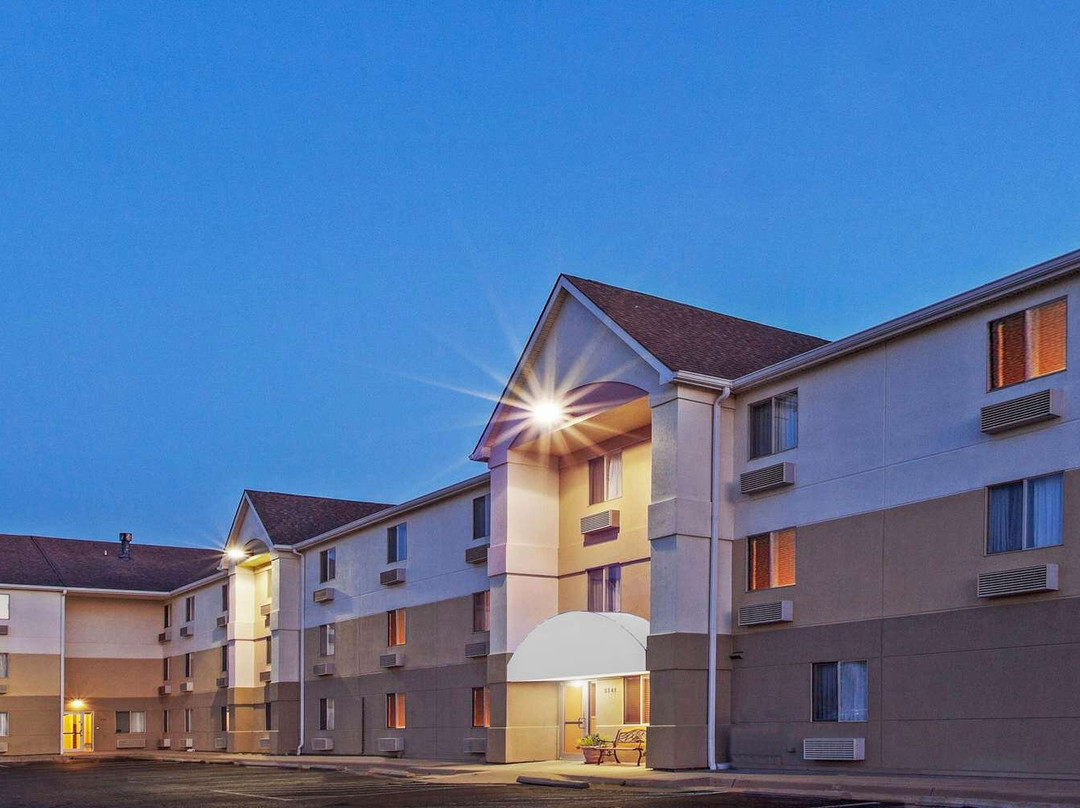 Park City酒店住宿-威奇托东北蜡木套房酒店