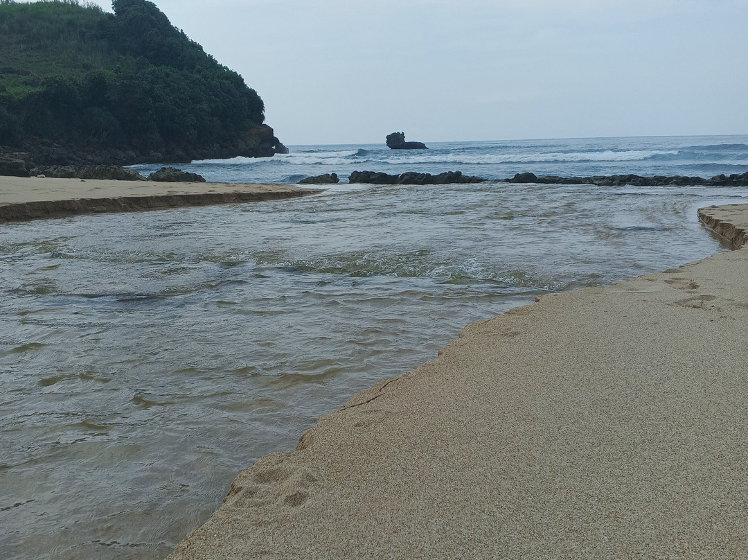 Gondo Mayit Beach-勿里达必去景点