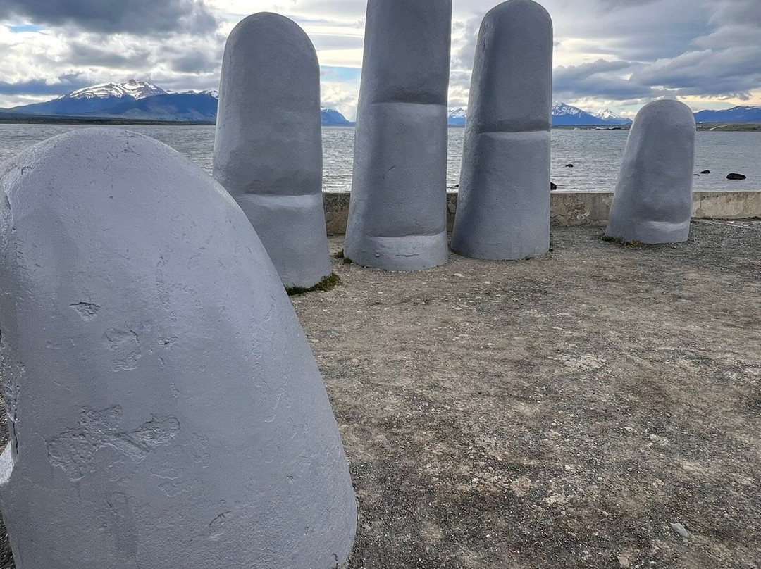 Monumento de la Mano-纳塔莱斯港必去景点