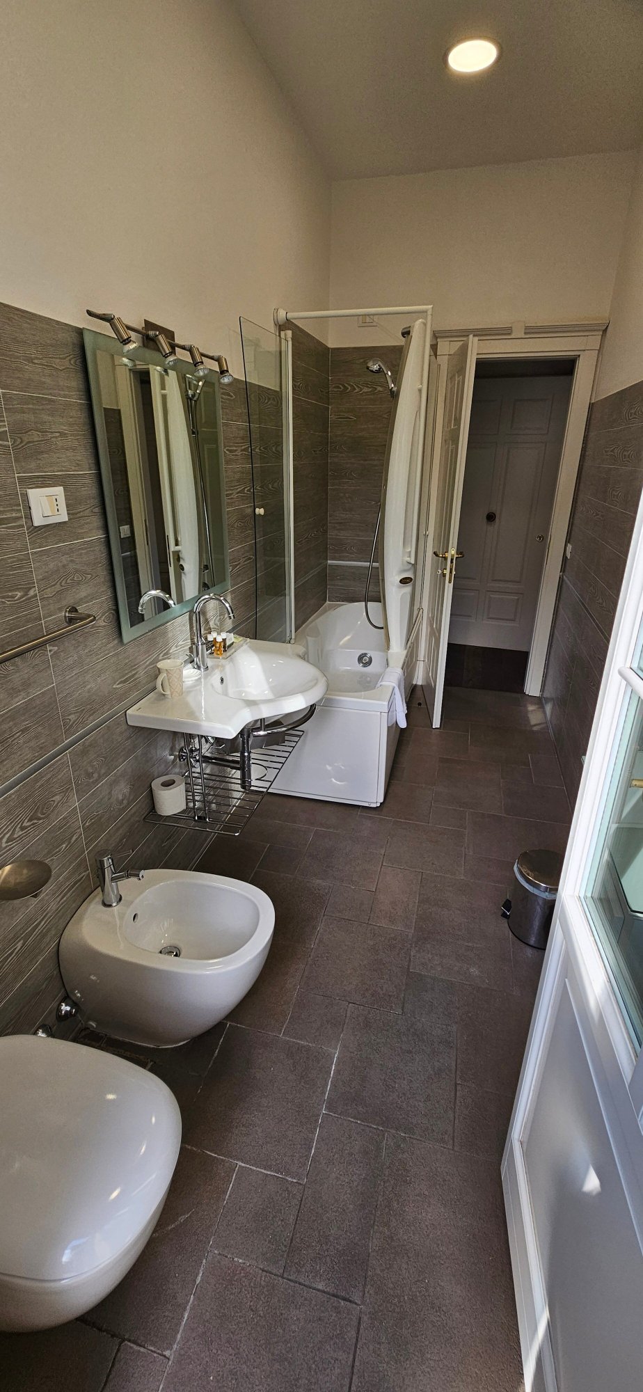 M club De Luxe B&B-浴室