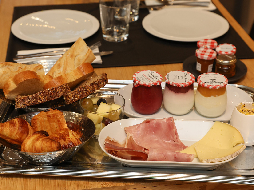 拉戛纳堡酒店主图