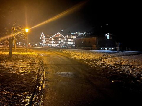 埃登勒汗酒店主图