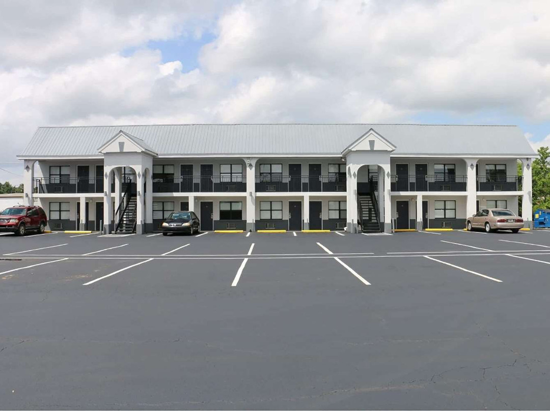 卡尔霍恩南部I-75 Travelodge by Wyndham酒店