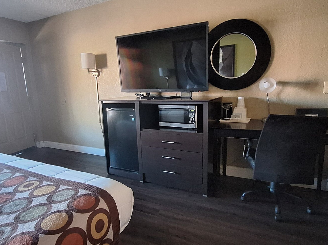 瑙-市中心温德姆速8酒店及会议中心主图