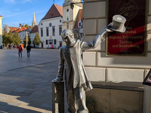 Schone Naci Statue-布拉迪斯拉发必去景点