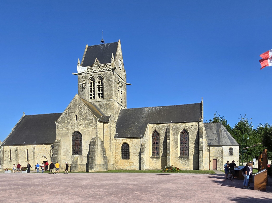 Sainte-Mere-Eglise Church-Sainte-Mere-Eglise必去景点