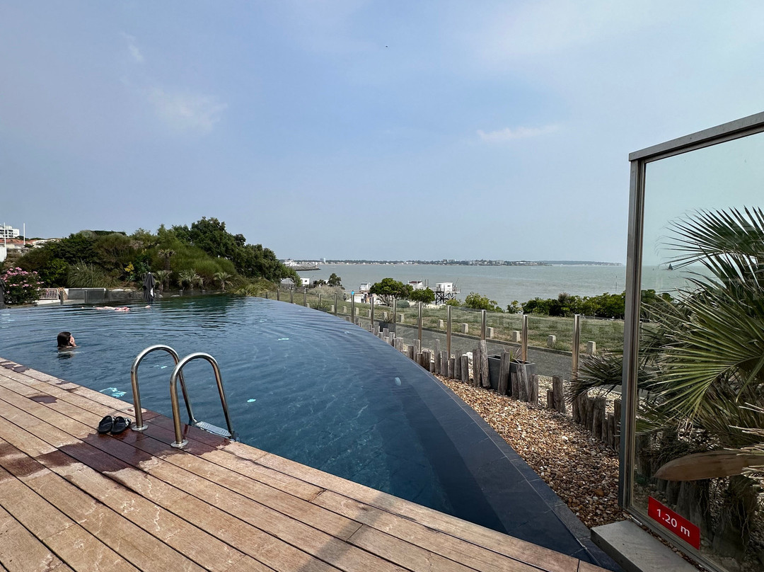 鲁瓦扬塔拉苏尔 Spa 酒店主图