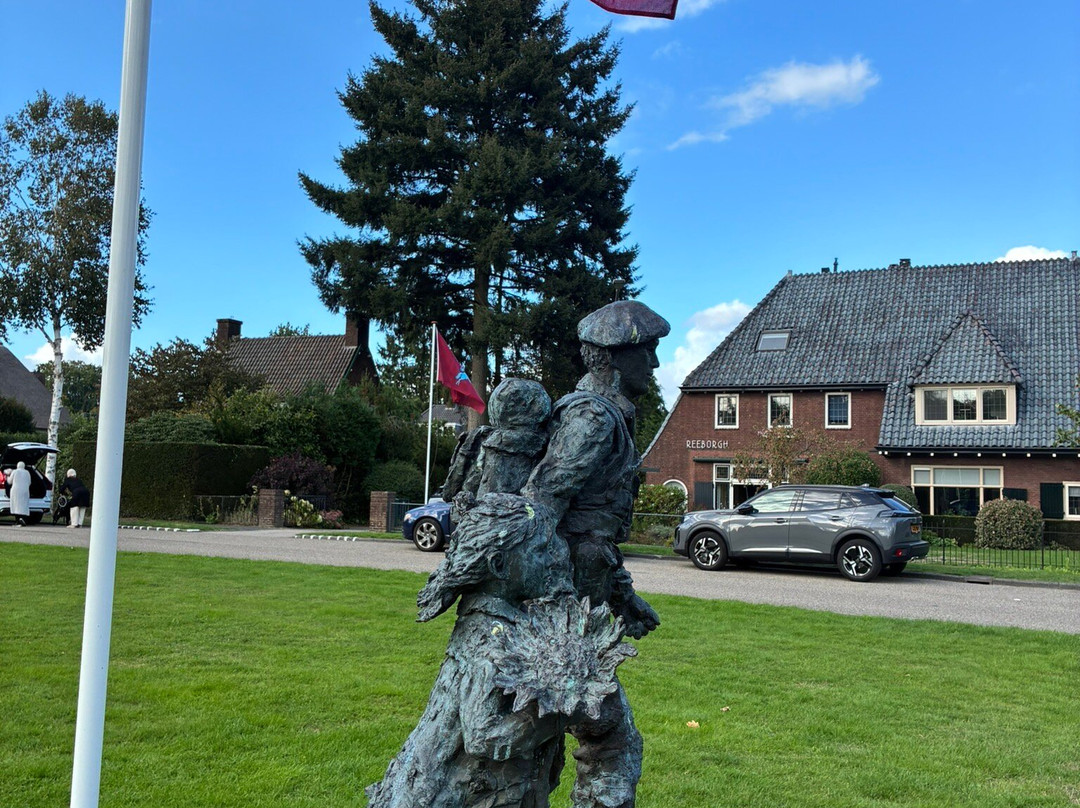 Soldaat met bloemenmeisje Monument-Oosterbeek必去景点