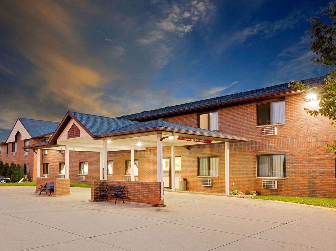 Howard Johnson by Wyndham Waterloo/Cedar Falls主图