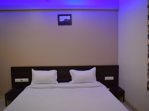 Phulambri酒店住宿-闪亮明珠酒店