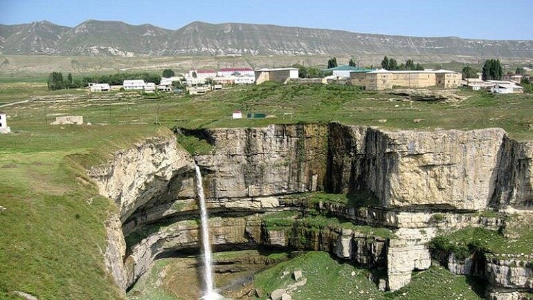 Tobot Waterfall景点图片