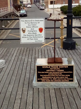 In the Line of Duty Sculpture景点图片