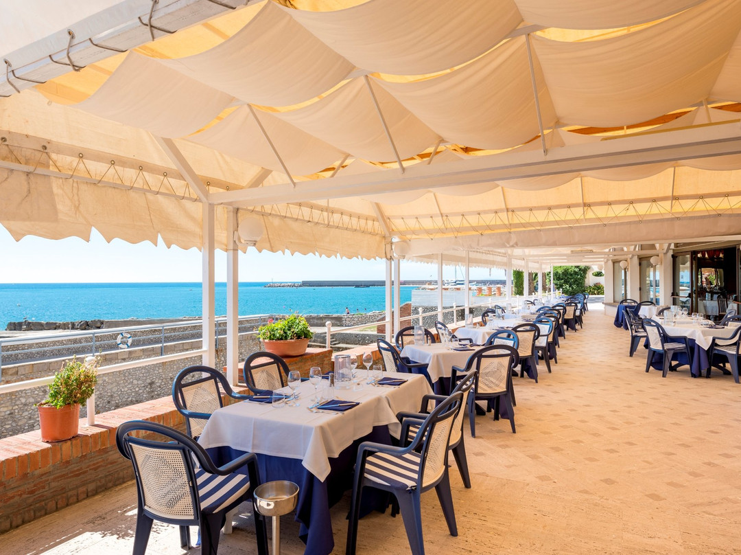 Ristorante Con Ampia Terrazza Sul Mare