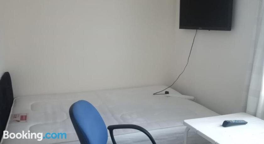 Lovely Bedsit Room 6 Mins Tube Colindale Burnt Oak Mill Hill Broadway