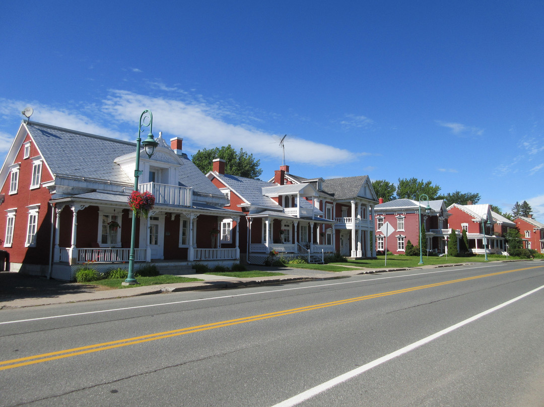 L'Enfilade-de-Maisons-en-Brique-Rouge-de-Yamachiche