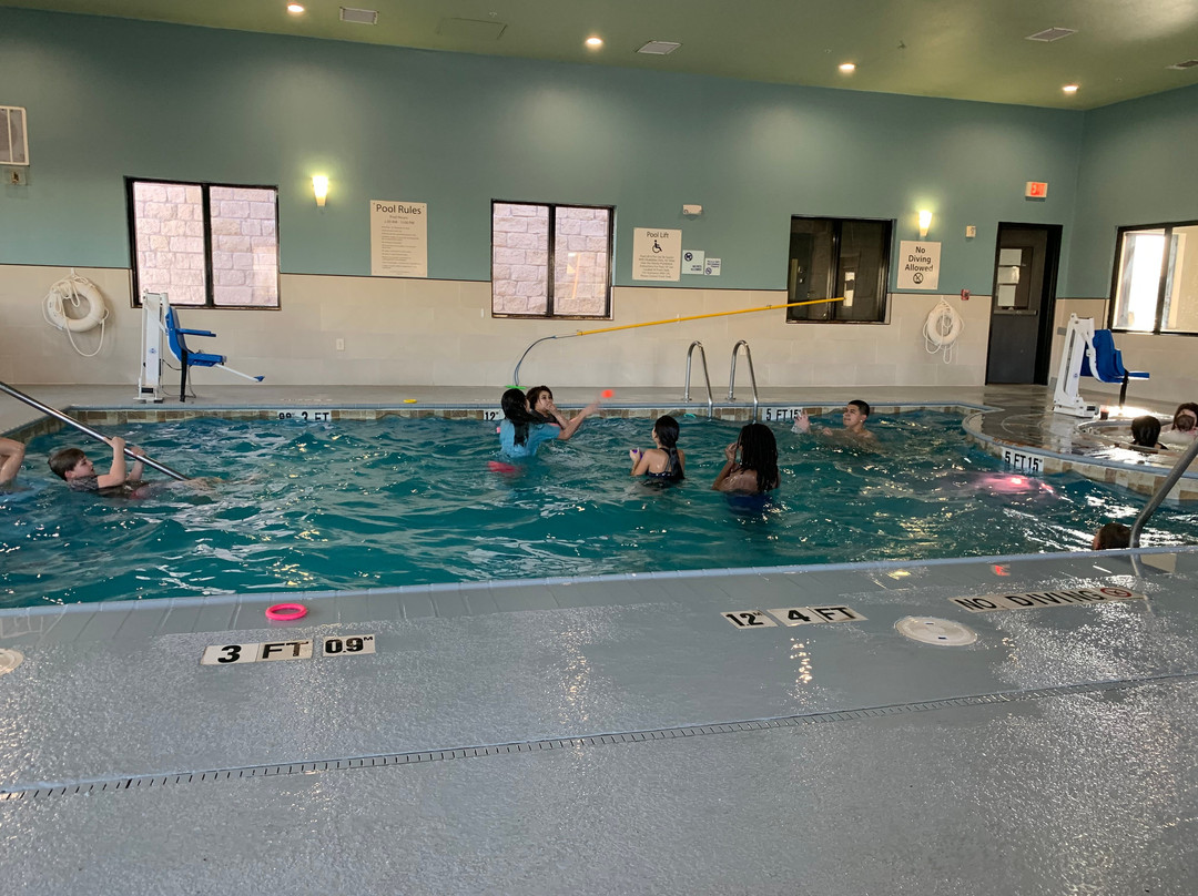 西拉伯克快捷假日&套房酒店主图