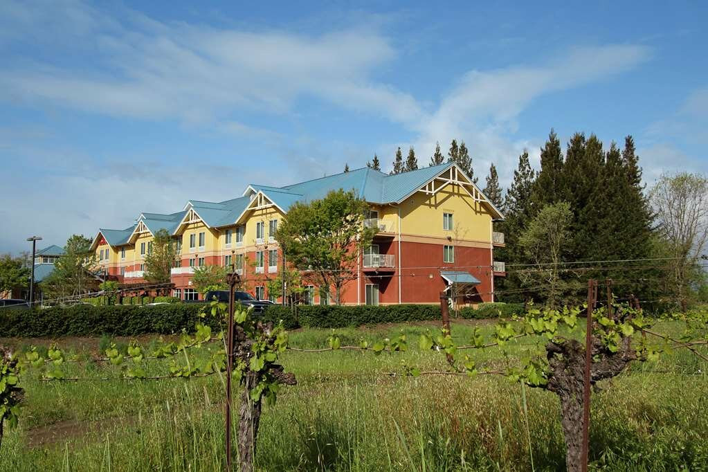 索诺玛郡机场希尔顿花园酒店主图