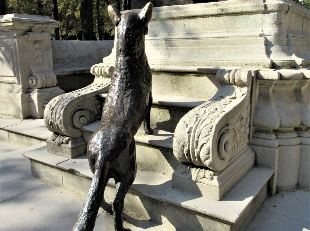 Monument à La Fontaine-巴黎必去景点