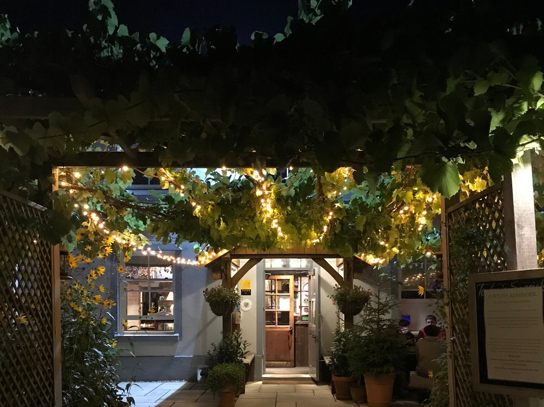The Greyhound Inn主图