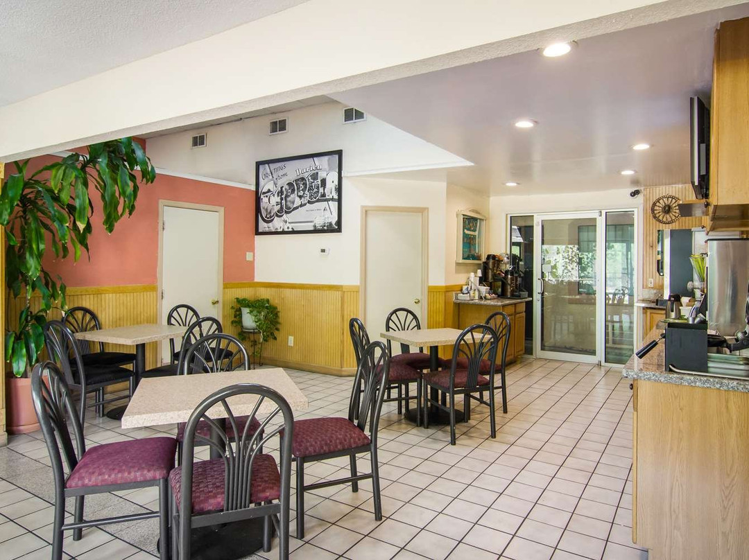 Americas Best Value Inn Darien主图