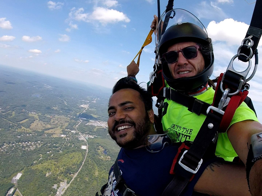 Sky's The Limit Skydiving Center景点图片