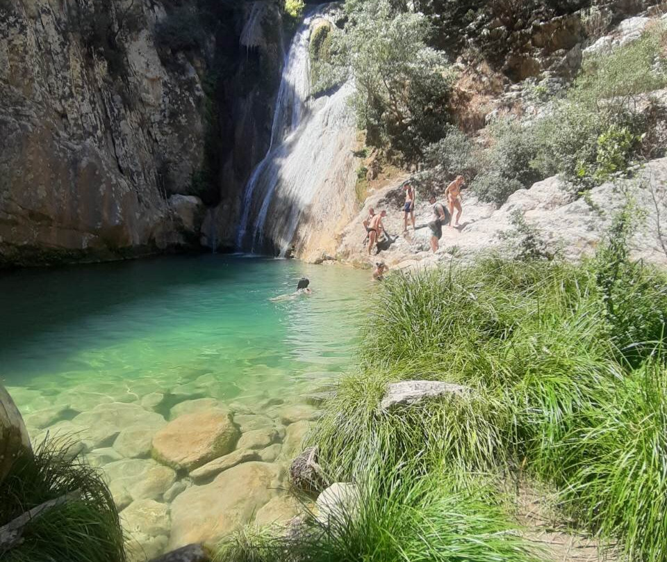 Polylimnio Waterfall-Charavgi必去景点