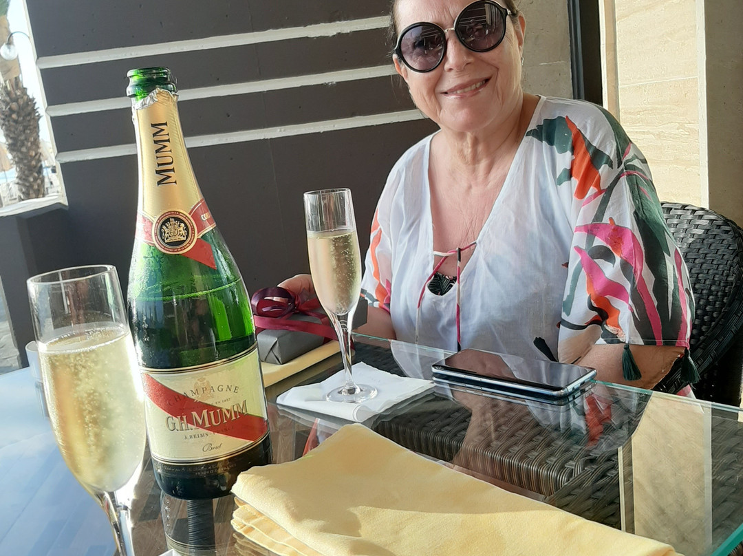 Holiday Beach Hotel主图