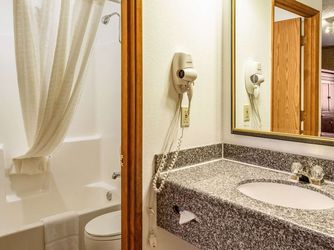 Econo Lodge Inn & Suites Madras Chateau Inn主图