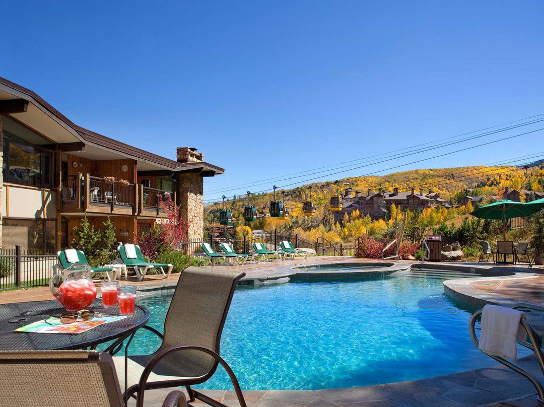 Shadowbrook Condominiums主图