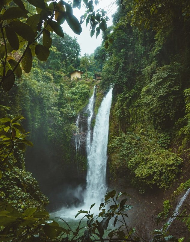 Aling-Aling Waterfall景点图片