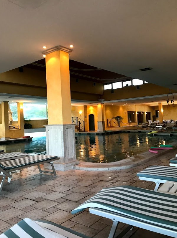 帝国温泉酒店主图