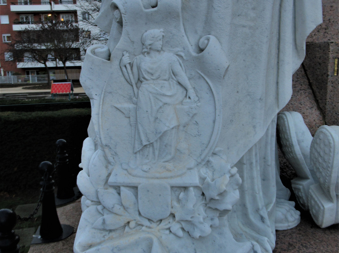 Monument communal-阿尔福维尔必去景点