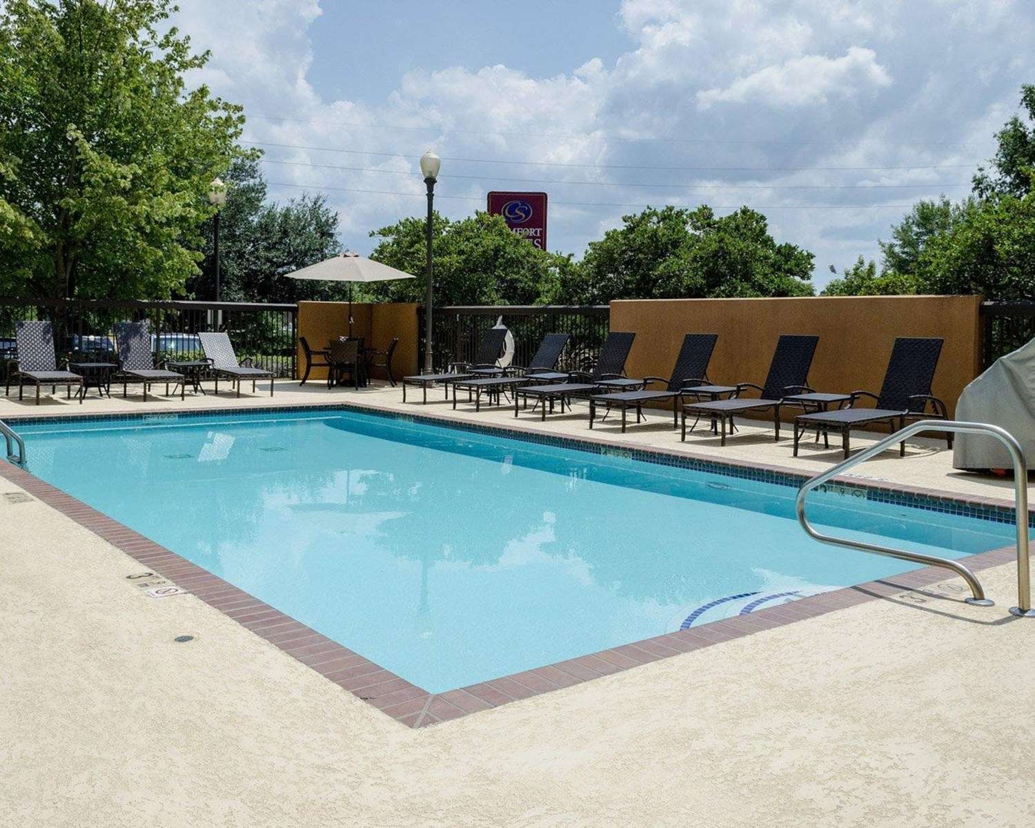 Russell Inn & Suites-官方