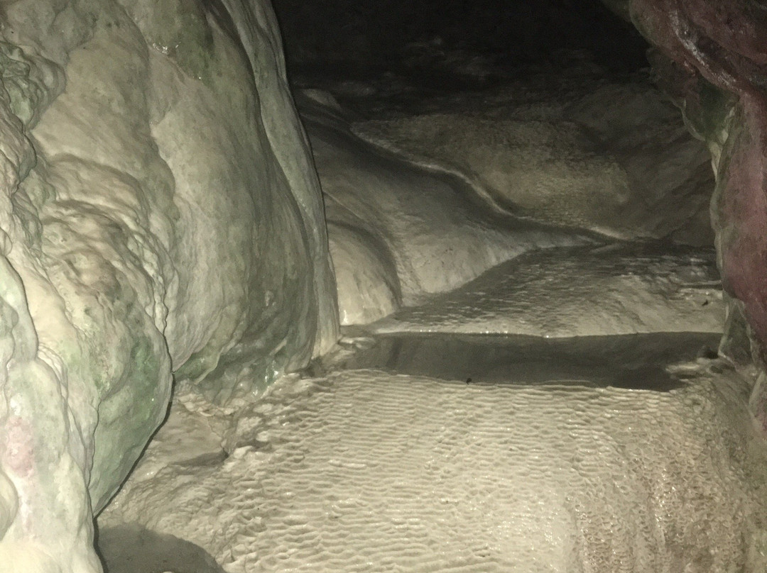 Holywell Cave景点图片