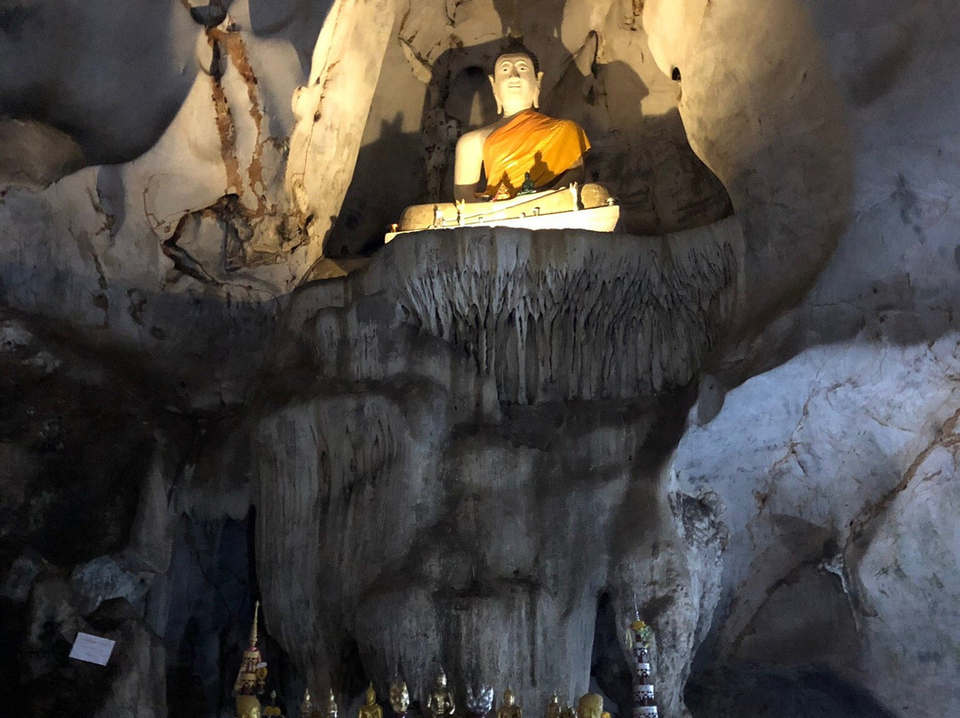 Phra Kruba Srivichai Shrine (Inside Muang On Cave)景点图片