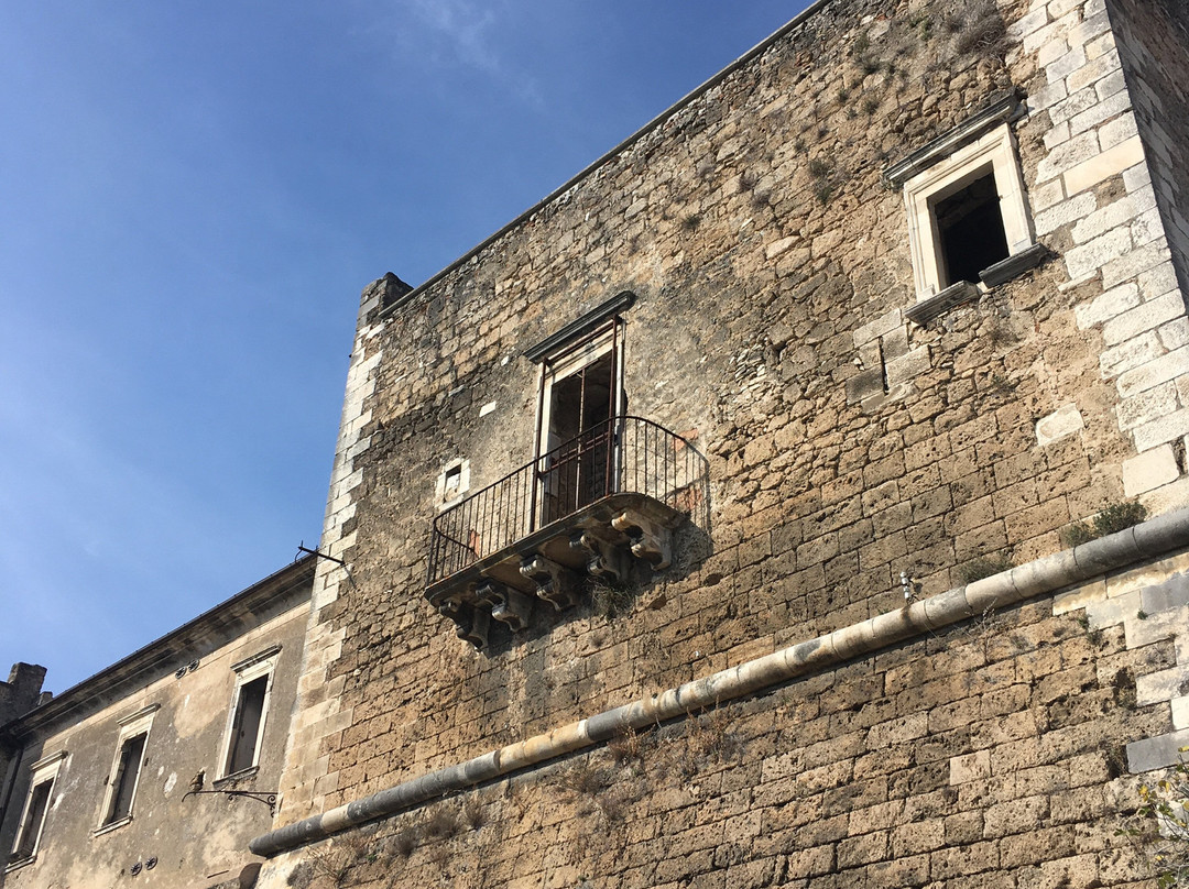Castello dei Caracciolo-Tocco da Casauria必去景点