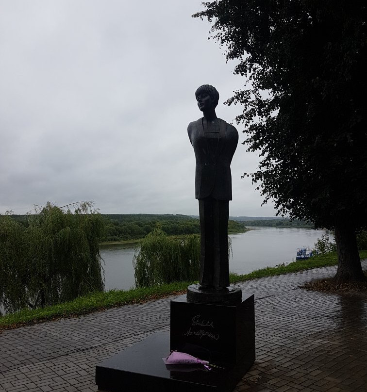 Monument to Bella Akhmadulina-Tarusa必去景点