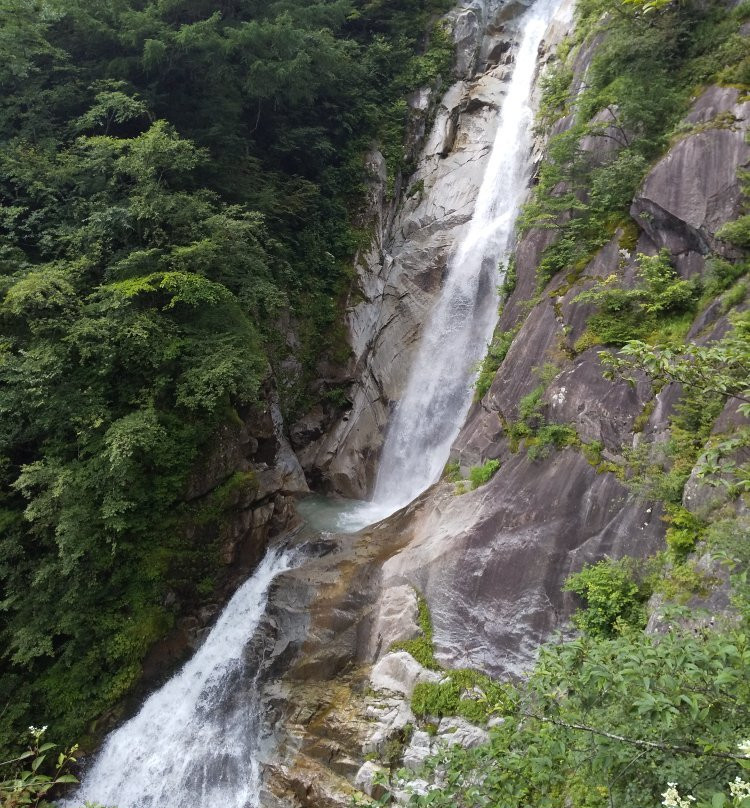 Minamishojigatake Waterfall景点图片