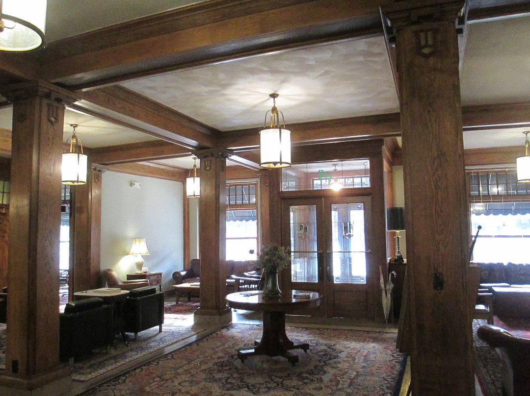 The Black Hawk Hotel主图