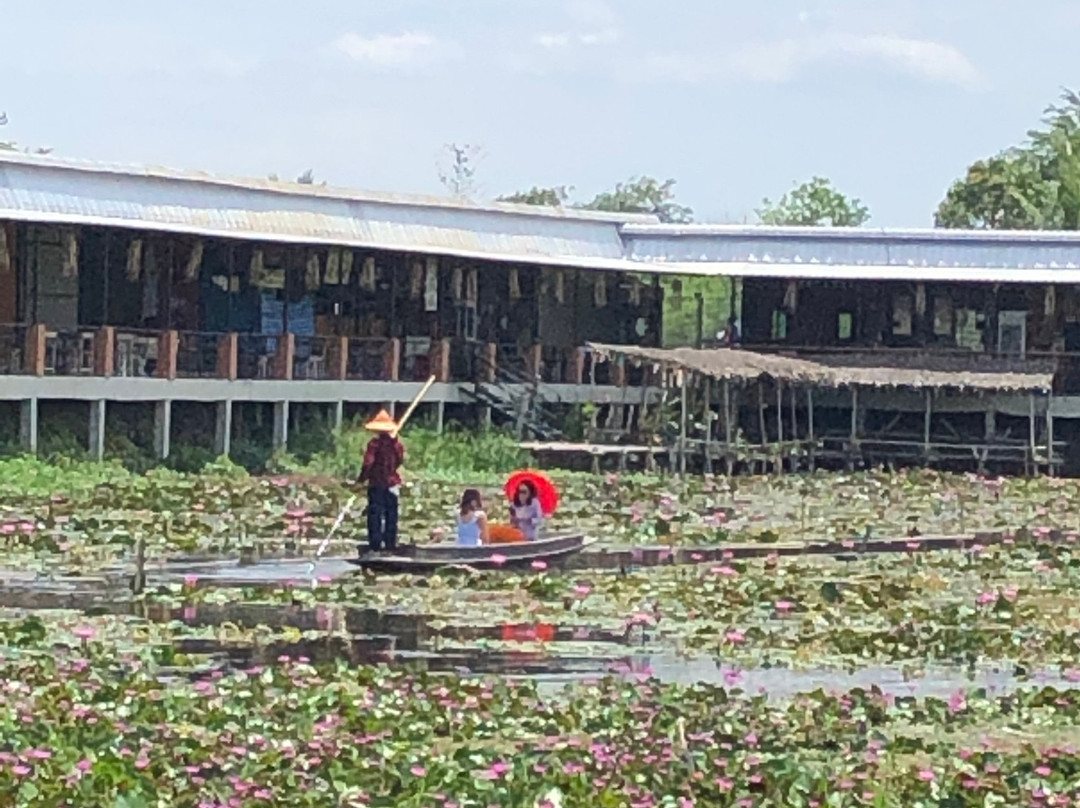 ตลาดน้ำทุ่งบัวแดง-佛统必去景点