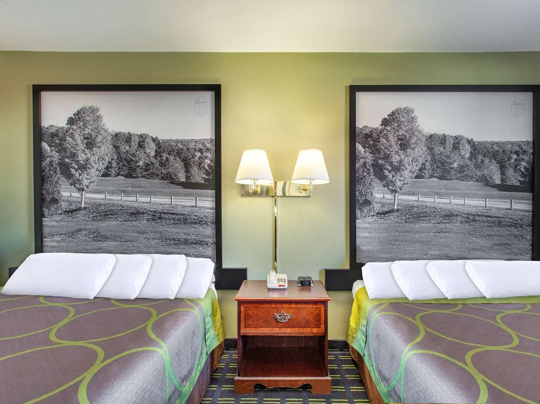 李/伯克夏/折扣店区速8酒店主图