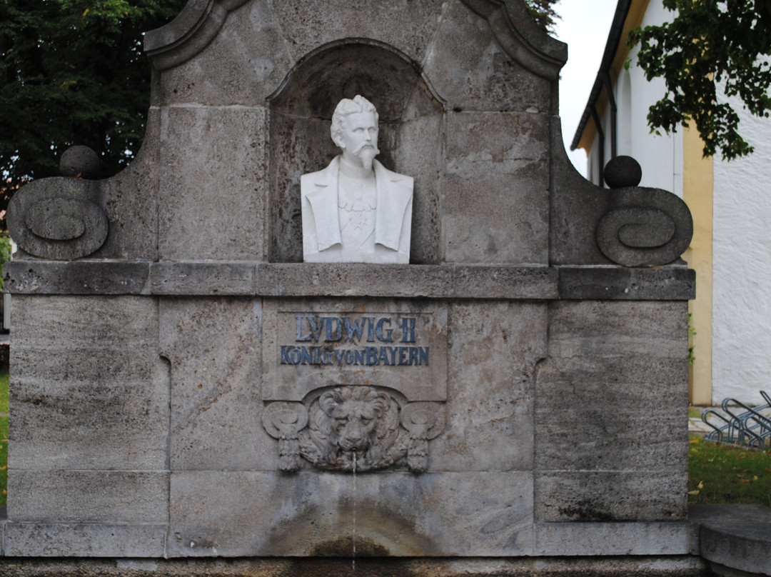 King Ludwig II Monument & Fountain景点图片