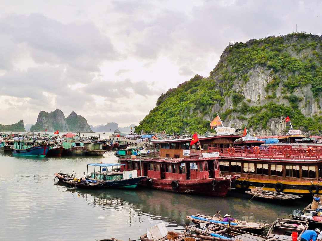 Minh Chau beach景点图片