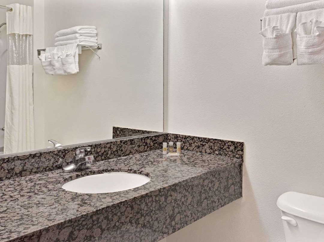 Days Inn & Suites by Wyndham Laurel Near Fort Meade主图