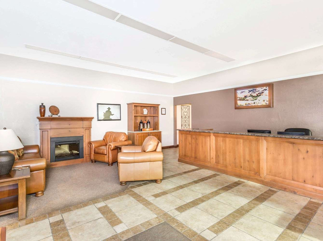 萨利纳风景山区温德姆速8酒店主图