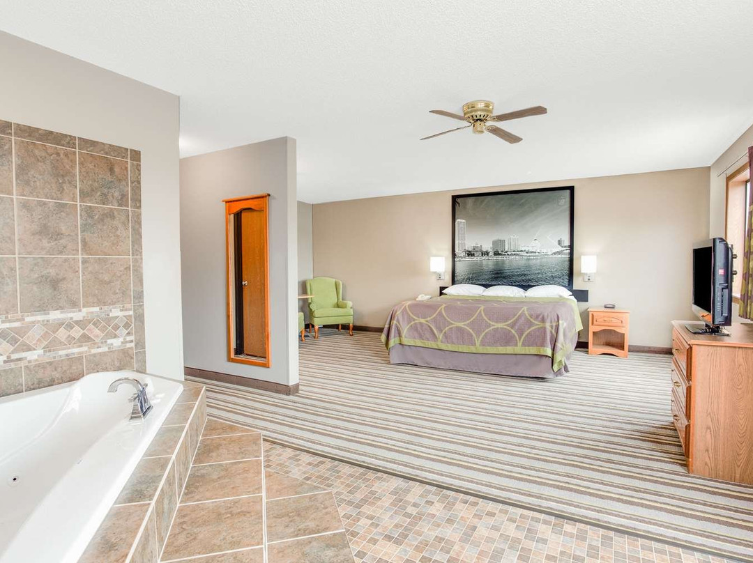 Super 8 by Wyndham Green Bay Near Stadium主图