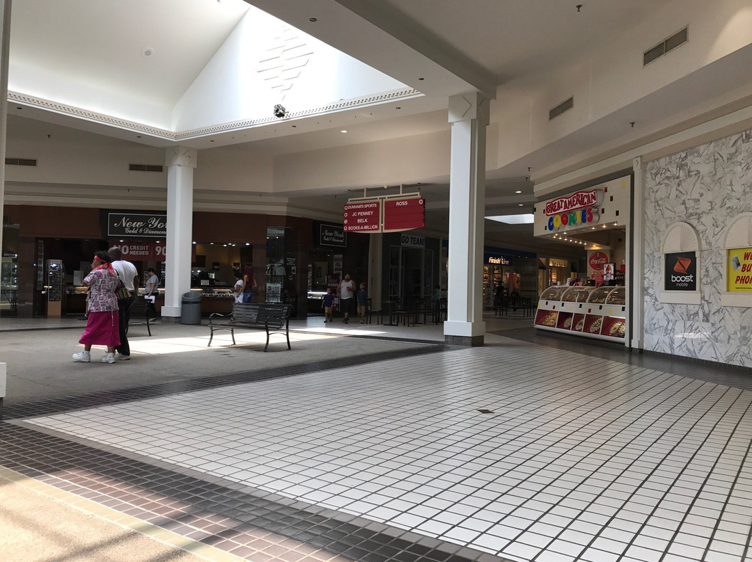 Golden East Crossing Mall景点图片